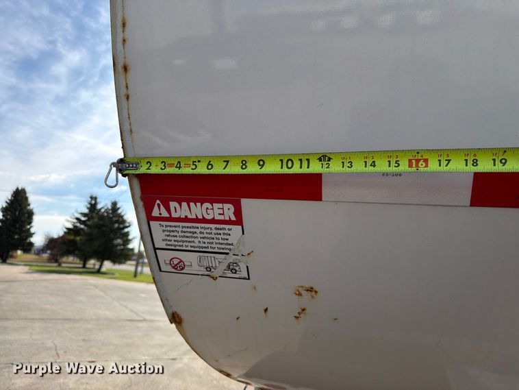 image for item FT6729 2018 Peterbilt 320 refuse truck