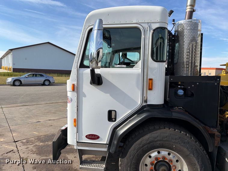 image for item FT6729 2018 Peterbilt 320 refuse truck