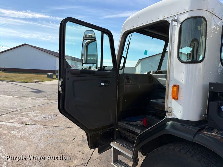 image for item FT6729 2018 Peterbilt 320 refuse truck