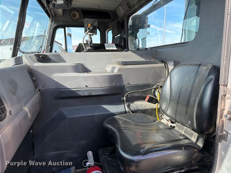 image for item FT6729 2018 Peterbilt 320 refuse truck