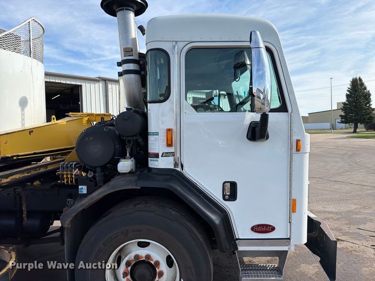 image for item FT6729 2018 Peterbilt 320 refuse truck