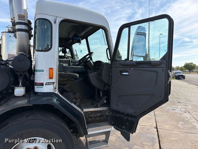 image for item FT6729 2018 Peterbilt 320 refuse truck