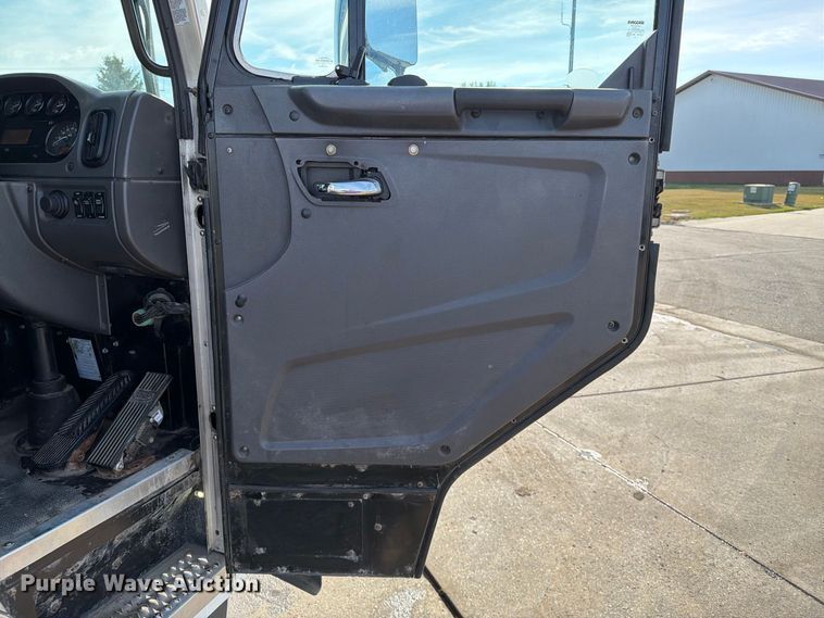 image for item FT6729 2018 Peterbilt 320 refuse truck