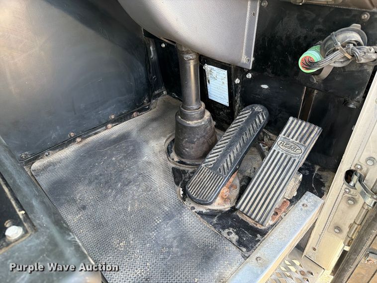 image for item FT6729 2018 Peterbilt 320 refuse truck