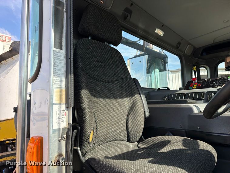 image for item FT6729 2018 Peterbilt 320 refuse truck