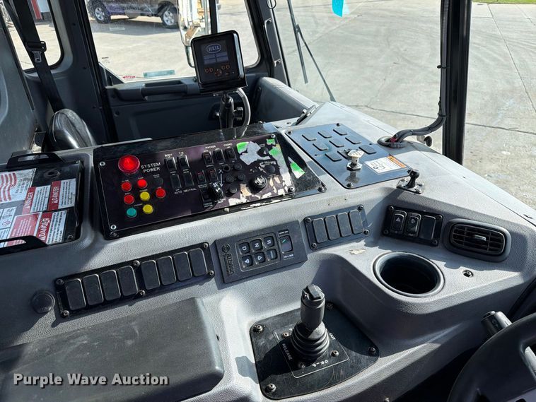 image for item FT6729 2018 Peterbilt 320 refuse truck
