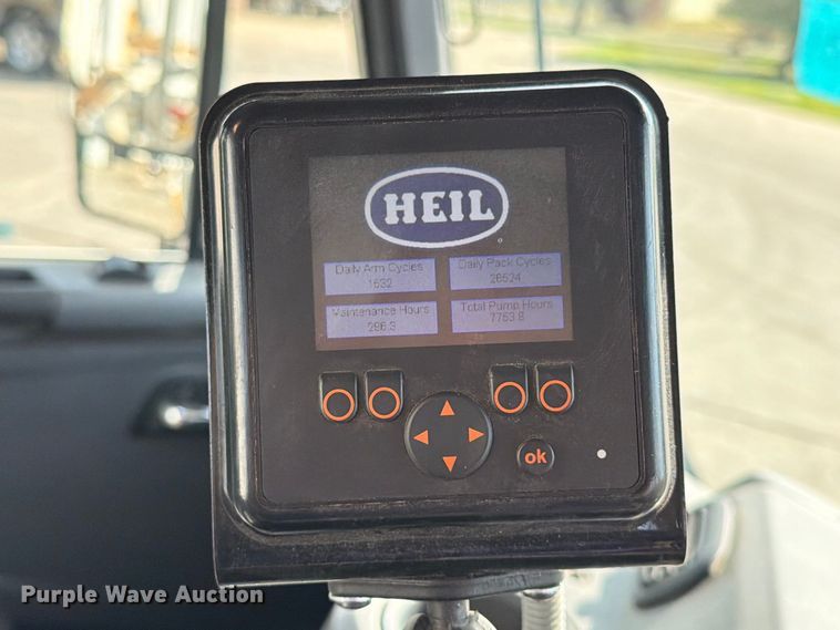 image for item FT6729 2018 Peterbilt 320 refuse truck