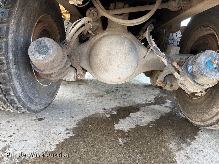 image for item FT6729 2018 Peterbilt 320 refuse truck