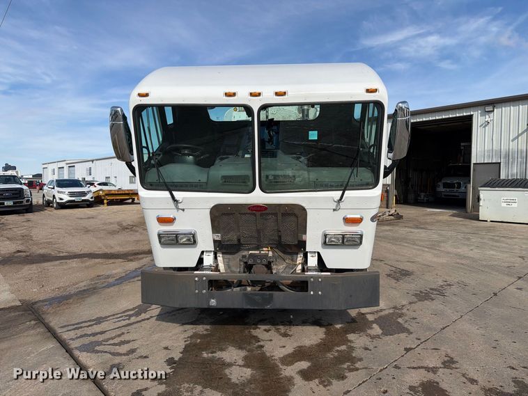 image for item FT6729 2018 Peterbilt 320 refuse truck