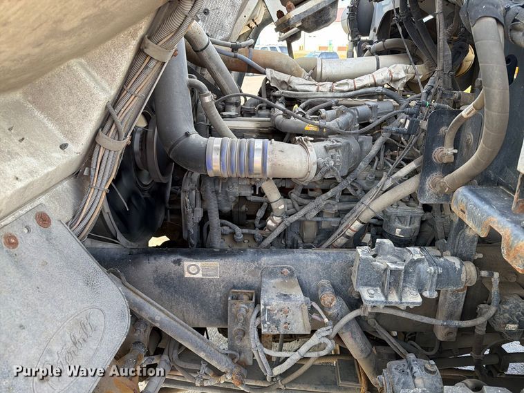 image for item FT6729 2018 Peterbilt 320 refuse truck