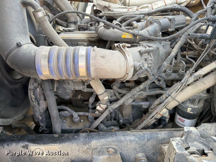 image for item FT6729 2018 Peterbilt 320 refuse truck