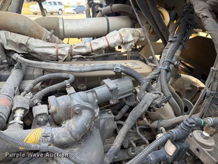 image for item FT6729 2018 Peterbilt 320 refuse truck