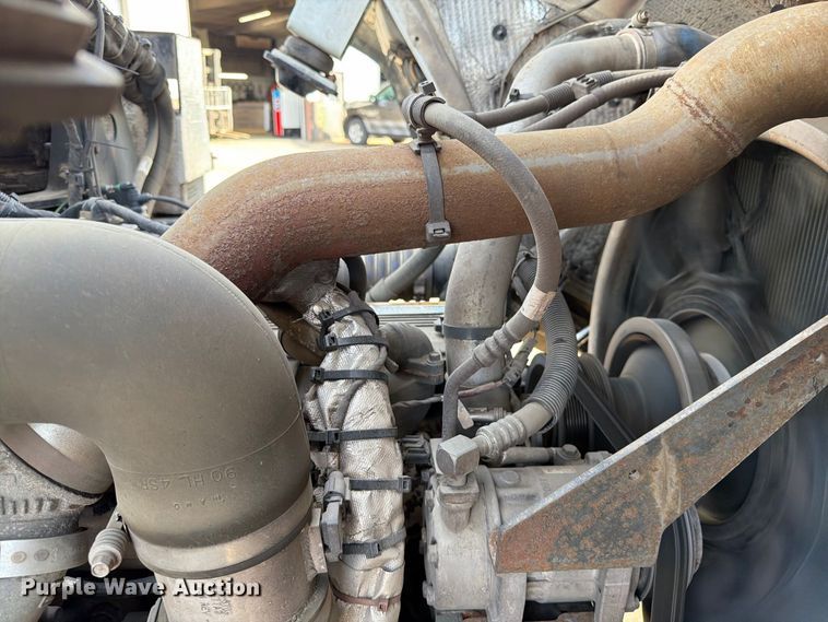 image for item FT6729 2018 Peterbilt 320 refuse truck