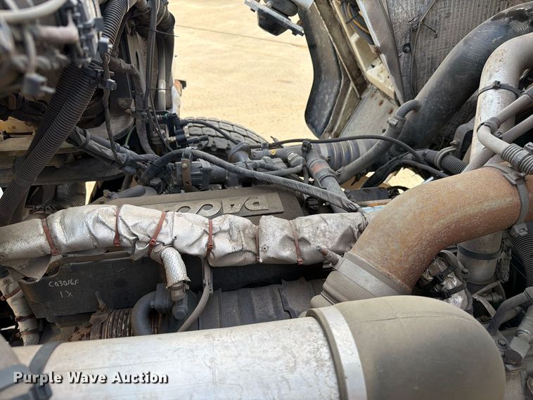 image for item FT6729 2018 Peterbilt 320 refuse truck