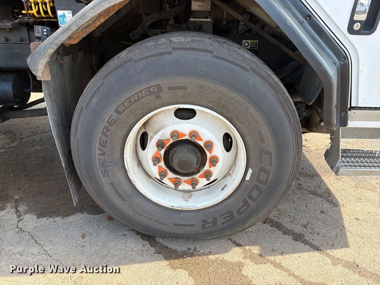 image for item FT6729 2018 Peterbilt 320 refuse truck