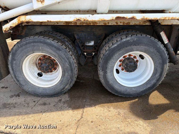 image for item FT6729 2018 Peterbilt 320 refuse truck