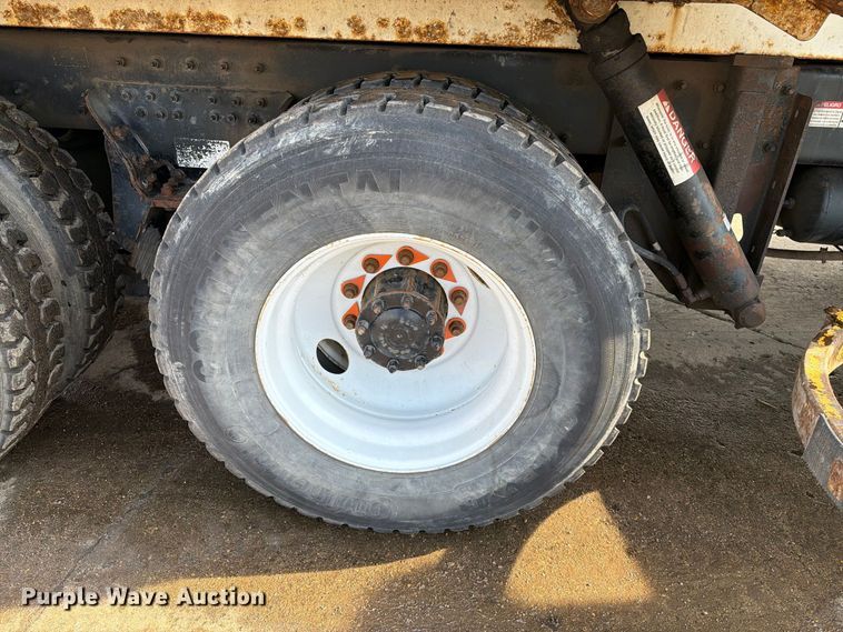 image for item FT6729 2018 Peterbilt 320 refuse truck