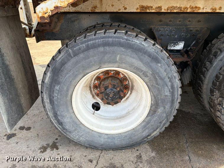 image for item FT6729 2018 Peterbilt 320 refuse truck