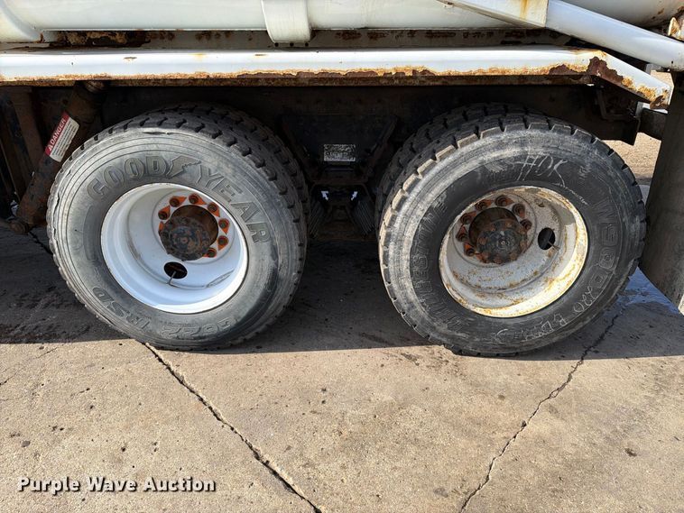 image for item FT6729 2018 Peterbilt 320 refuse truck