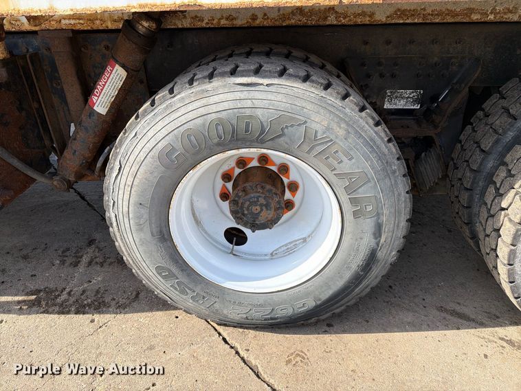 image for item FT6729 2018 Peterbilt 320 refuse truck