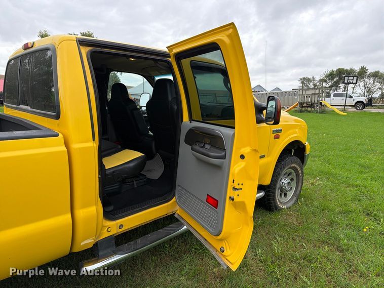 image for item FT6801 2005 Ford F350 Super Duty Amarillo Crew Cab pickup truck