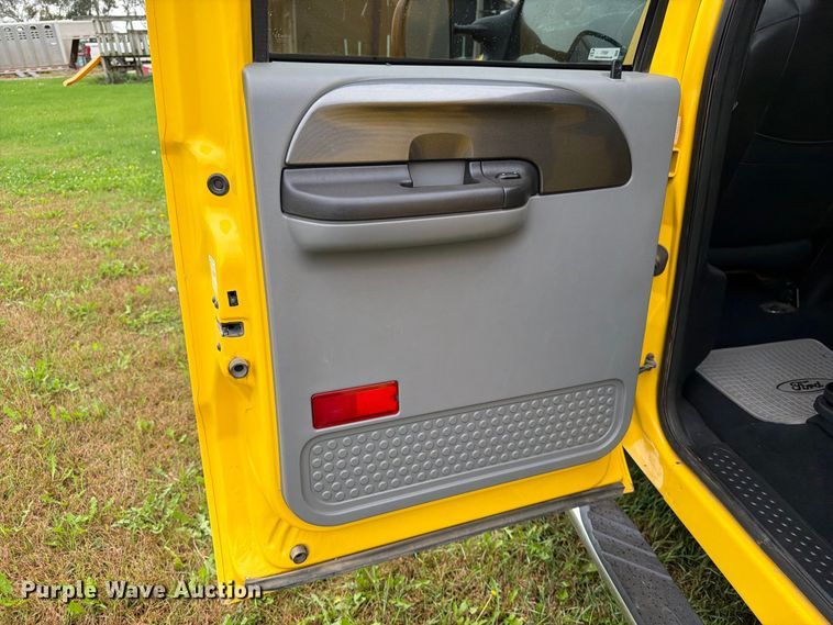 image for item FT6801 2005 Ford F350 Super Duty Amarillo Crew Cab pickup truck