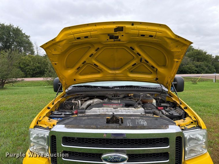 image for item FT6801 2005 Ford F350 Super Duty Amarillo Crew Cab pickup truck