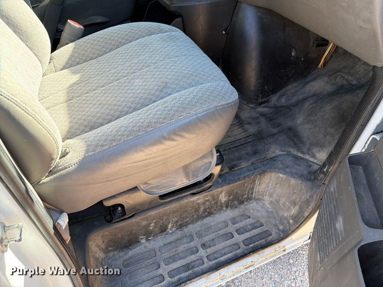 image for item FT6845 2007 Chevrolet Express 2500 van