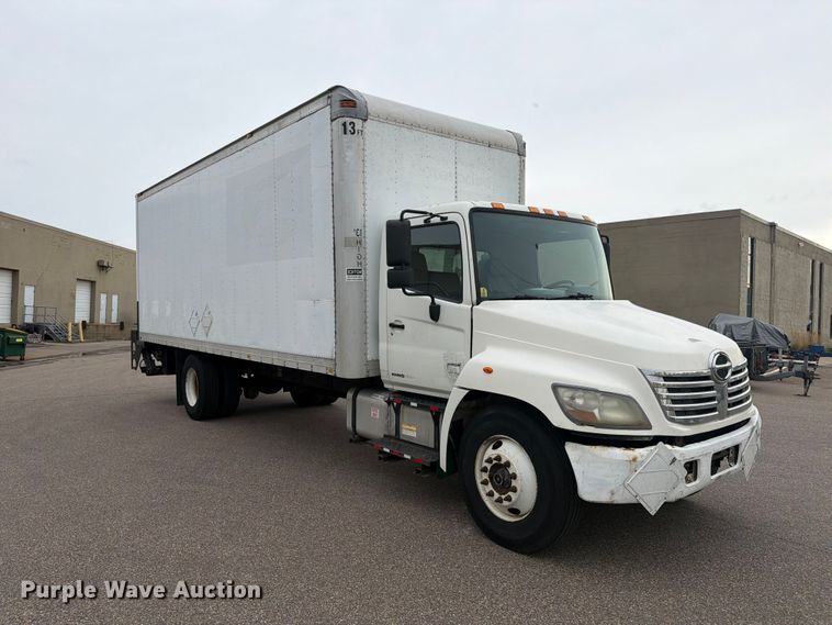 image for item FT7531 2009 Hino 268 box truck
