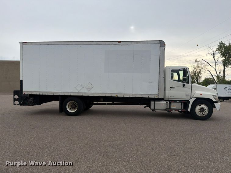 image for item FT7531 2009 Hino 268 box truck