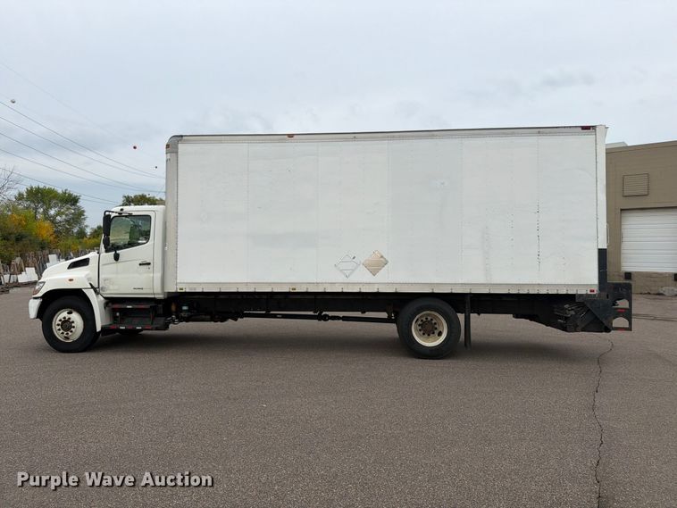 image for item FT7531 2009 Hino 268 box truck