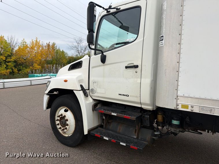 image for item FT7531 2009 Hino 268 box truck