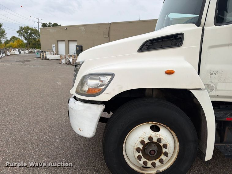 image for item FT7531 2009 Hino 268 box truck