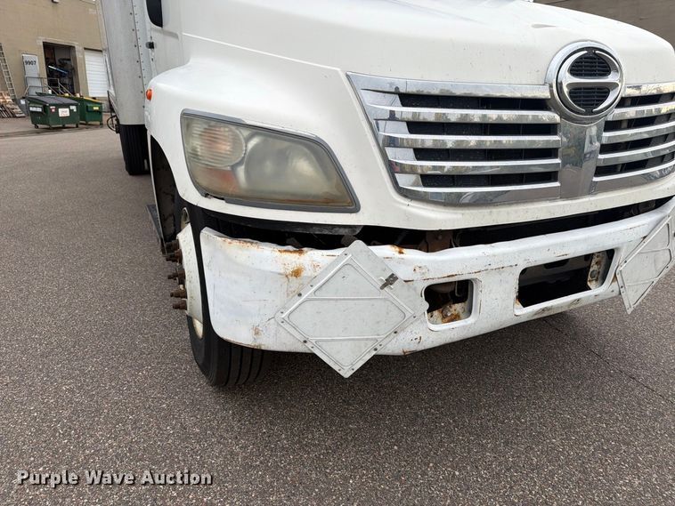 image for item FT7531 2009 Hino 268 box truck