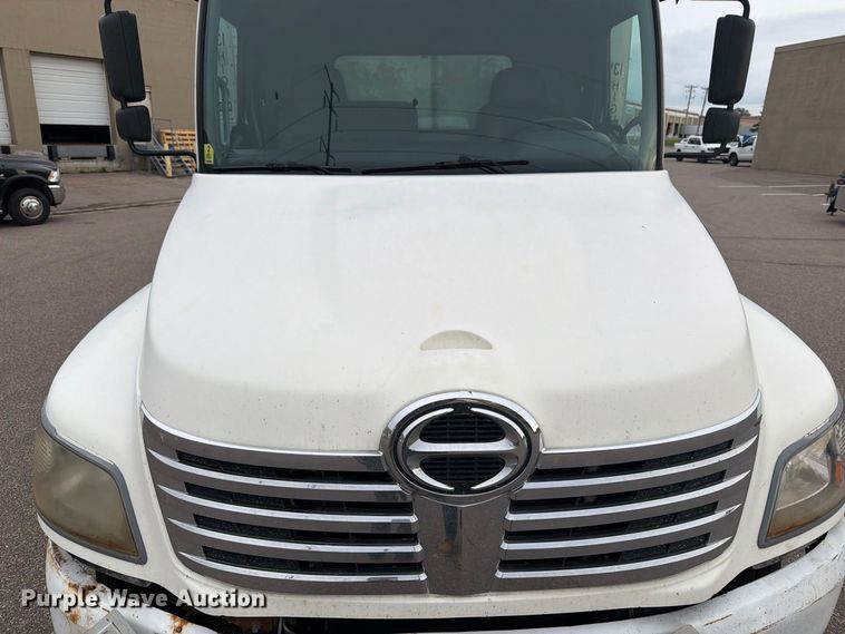 image for item FT7531 2009 Hino 268 box truck