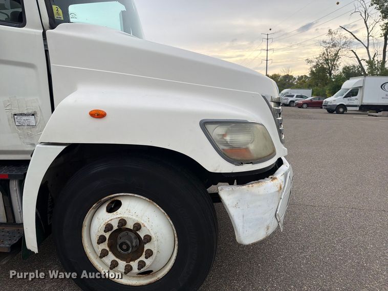 image for item FT7531 2009 Hino 268 box truck