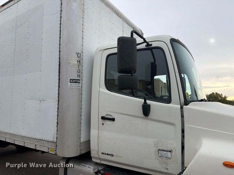 image for item FT7531 2009 Hino 268 box truck