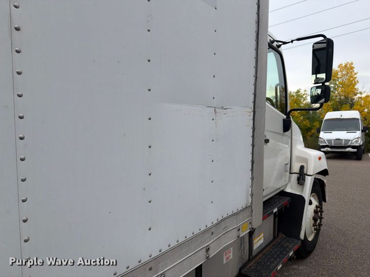 image for item FT7531 2009 Hino 268 box truck