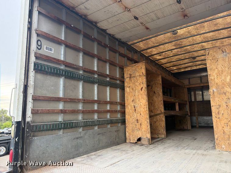 image for item FT7531 2009 Hino 268 box truck