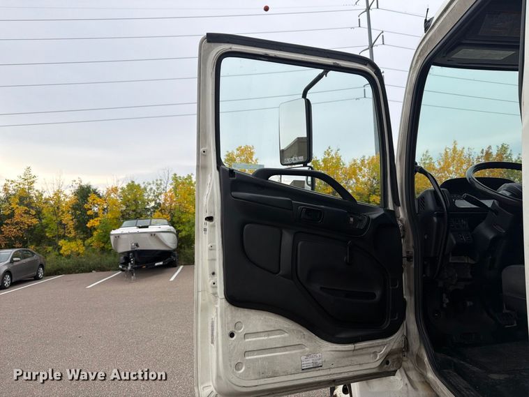 image for item FT7531 2009 Hino 268 box truck