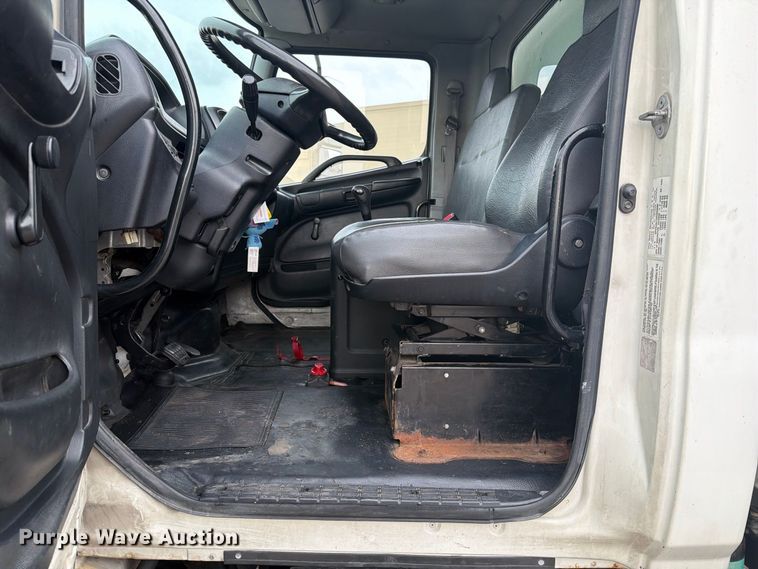 image for item FT7531 2009 Hino 268 box truck