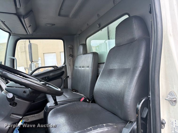 image for item FT7531 2009 Hino 268 box truck