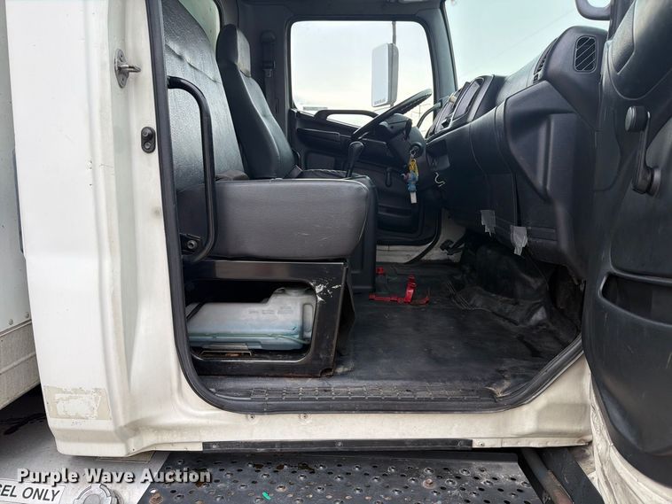 image for item FT7531 2009 Hino 268 box truck
