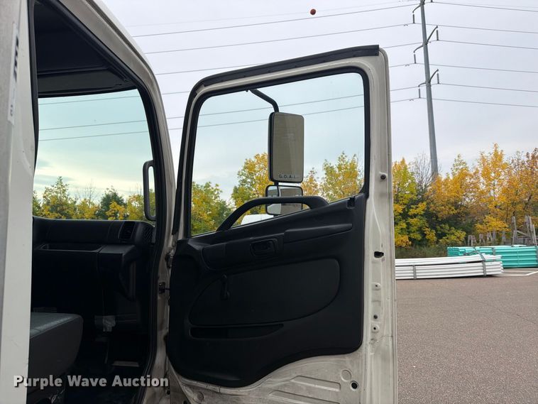 image for item FT7531 2009 Hino 268 box truck