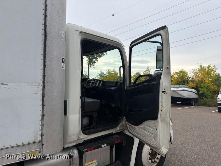 image for item FT7531 2009 Hino 268 box truck