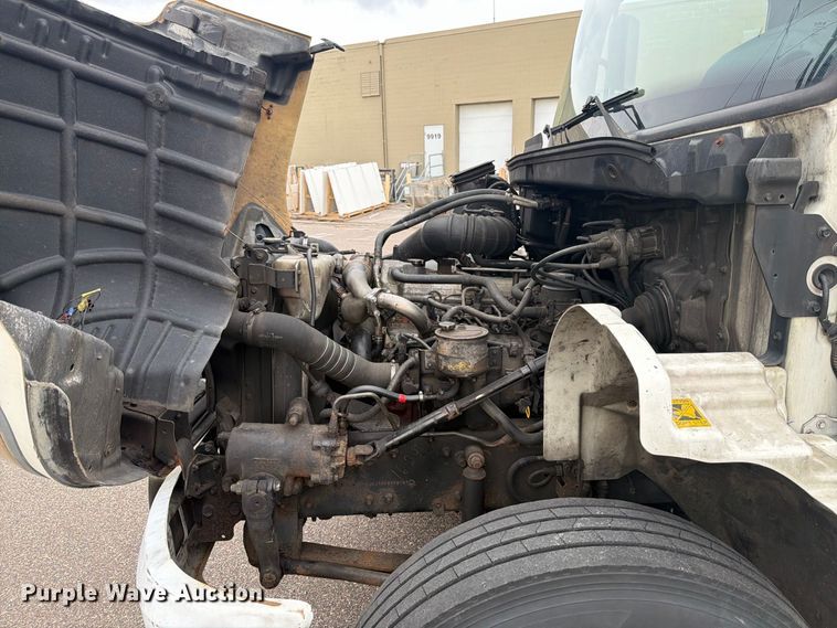 image for item FT7531 2009 Hino 268 box truck