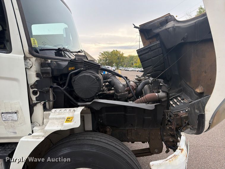 image for item FT7531 2009 Hino 268 box truck