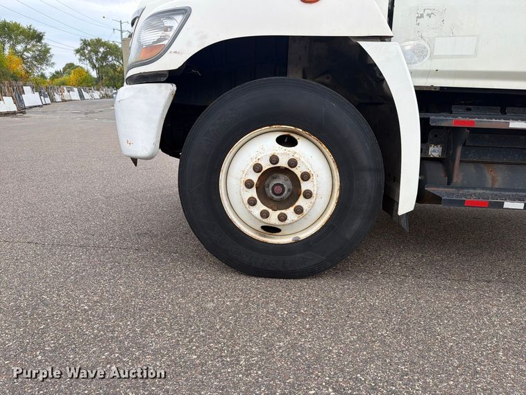 image for item FT7531 2009 Hino 268 box truck
