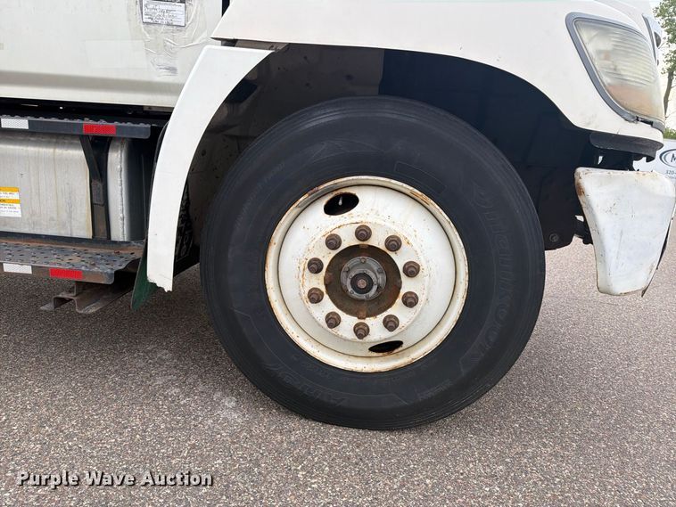image for item FT7531 2009 Hino 268 box truck