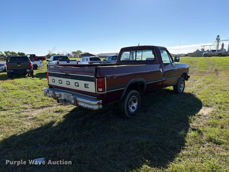 image for item FT7535 1993 Dodge W150 pickup truck